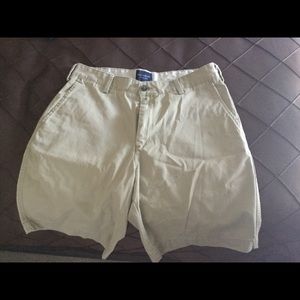 Men’s kaki shorts size 33